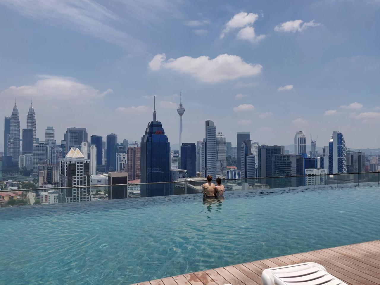 Skybed Over The Sky Hostel @Regalia Suites & Residences Kl Kuala Lumpur Exterior photo